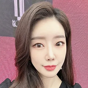 id Hospital - Real Selfies - Claire - 2