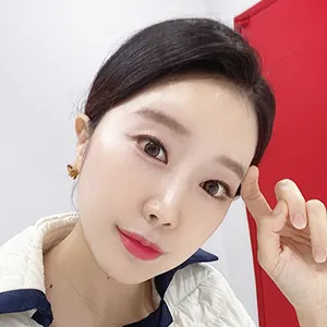 id Hospital - Real Selfies - Claire - 3